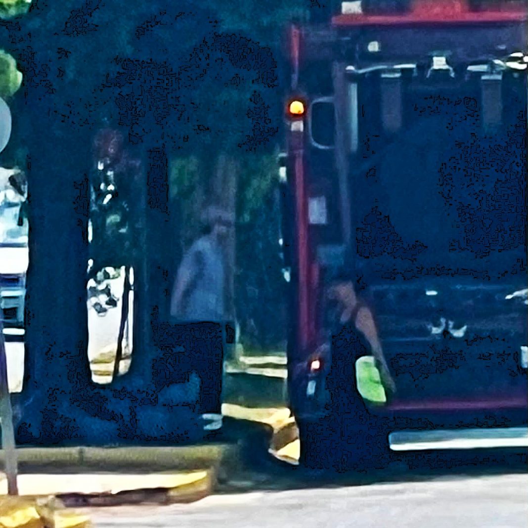 Κλαδέματα ή μπάζα σε πλαστικές σακούλες στο καφέ απορριμματοφόρο? Κλαδέματα ή μπάζα σε πλαστικές σακούλες στο καφέ απορριμματοφόρο?