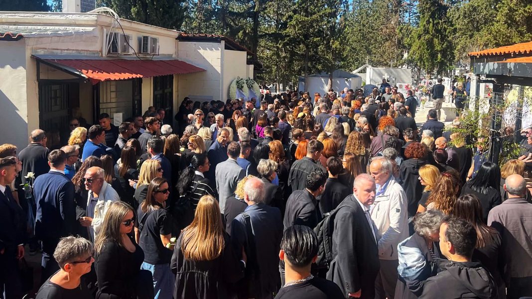 Ηλιούπολη: Ύστατος αποχαιρετισμός στην Εκπαιδευτικό Κική Τζούβελη Ηλιούπολη: Ύστατος αποχαιρετισμός στην Εκπαιδευτικό Κική Τζούβελη